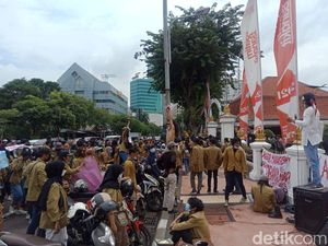 Mahasiswa dan Dosen STKW Surabaya Demo Tuntut Gubernur Bubarkan Yayasan