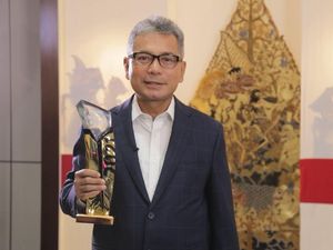 BRI Diganjar Penghargaan Best CEO & Best Innovative Company