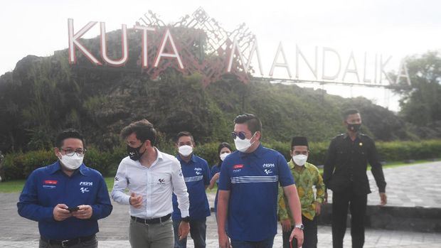 Managing Director of DORNA Sports SL Carlos Ezpeleta (tengah) didampingi Chief Executive Officer of Mandalika Grand Prix Association (MGPA) Ricky Baheramsjah (kiri) dan Vice President of MGPA Cahyadi Wanda (kanan) meninjau kawasan Kuta Beach Park di Kawasan Ekonomi Khusus (KEK) Mandalika, Lombok Tengah, Nusa Tenggara Barat, Rabu (7/4/2021). DORNA Sports meninjau kesiapan Mandalika untuk menggelar event MotoGP baik dari pembangunan sirkuit maupun fasilitas-fasilitas pendukungnya. ANTARA FOTO/Akbar Nugroho Gumay/foc.