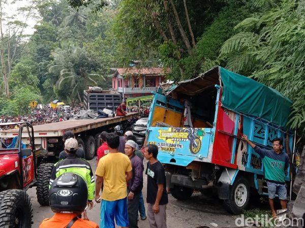 Foto Kecelakaan Kontainer Tabrak Truk dan Mobil di Purworejo