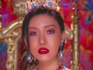 Cara Unik PSY Umumkan MAMAMOO Hwasa Resmi Bergabung P-Nation Cara Unik PSY Umumkan MAMAMOO Hwasa Resmi Bergabung P-Nation