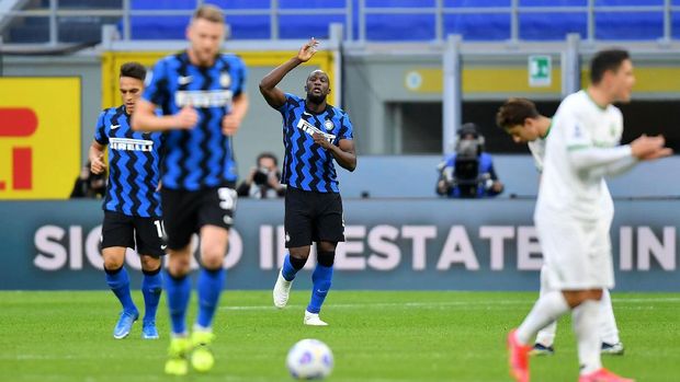 Soccer Football - Serie A - Inter Milan v U.S. Sassuolo - San Siro, Milan, Italy - April 7, 2021 Inter Milan's  Romelu Lukaku celebrates scoring their first goal with teammates REUTERS/Daniele Mascolo