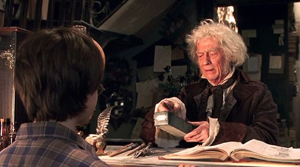John Hurt pemeran Mr Ollivander.