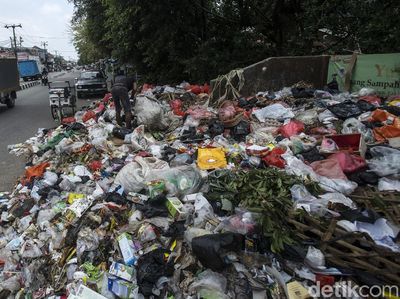 Jorok! Sampah Meluber hingga ke Jalanan di Tangerang