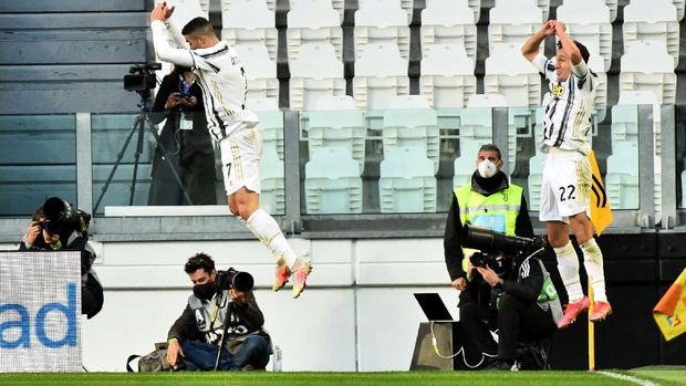 Soccer Football - Serie A - Juventus v Napoli - Allianz Stadium, Turin, Italy - April 7, 2021 Juventus' Cristiano Ronaldo celebrates scoring their first goal with teammates REUTERS/Massimo Pinca