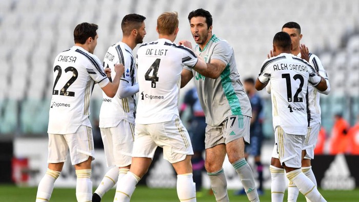 TURIN, ITALY - APRIL 07: Gianluigi Buffon of Juventus interacts with team mate Matthijs De Ligt as the Juventus team gather prior to the Serie A match between Juventus and Napoli at Allianz Stadium on April 07, 2021 in Turin, Italy. Sporting stadiums around Italy remain under strict restrictions due to the Coronavirus Pandemic as Government social distancing laws prohibit fans inside venues resulting in games being played behind closed doors. (Photo by Valerio Pennicino/Getty Images)