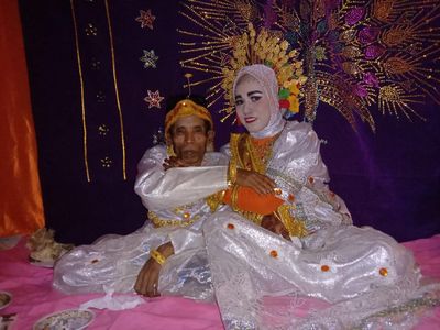 Momen Kakek 58 Tahun Nikahi Gadis 19 Tahun di Sulsel