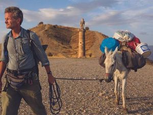 Kisah Jurnalis Perang Keliling Dunia Sejauh 12.000 Km dengan Jalan Kaki Kisah Jurnalis Perang Keliling Dunia Sejauh 12.000 Km dengan Jalan Kaki
