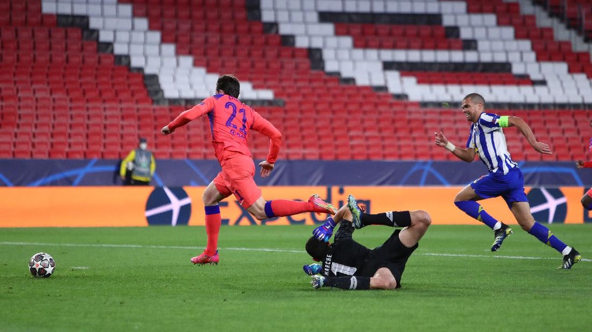 Ben Chilwell berhasil bikin gol indah ke gawang Porto. (Foto: Getty Images/Fran Santiago)