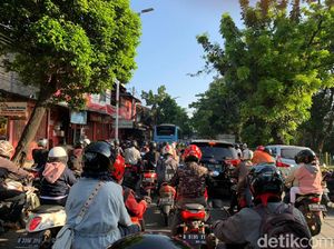 Jalan Menyempit Dekat Flyover Tapal Kuda Lenteng Agung, Lalin Macet Parah! Jalan Menyempit Dekat Flyover Tapal Kuda Lenteng Agung, Lalin Macet Parah!