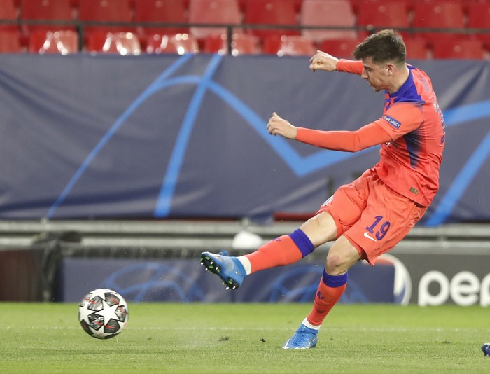 Chelseas Mason Mount scores his sides opening goal during the Champions League, first leg, quarterfinal soccer match between FC Porto and Chelsea at the Ramon Sanchez-Pizjuan stadium in Seville, Spain, Wednesday, Apr. 7, 2021. (AP Photo/Angel Fernandez)