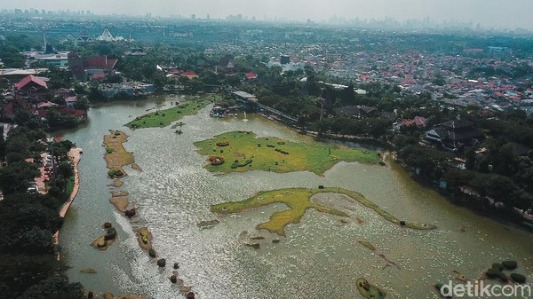 Melihat Lebih Dekat TMII yang Diambil Alih Setneg Presiden Jokowi mengambil alih pengelolaan Taman Mini Indonesia Indah (TMII) dari yayasan keluarga Soeharto kembali ke negara.