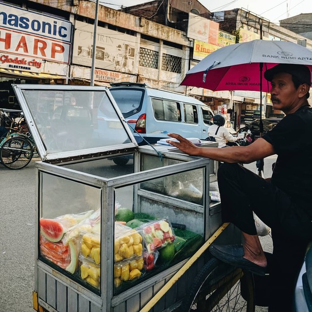 Membeli buah di tukang rujak bisa menjadi cara praktis bagi anak kos.