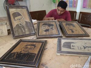 Menengok Bisnis Lukis Tokoh Nasional di Atas Bambu