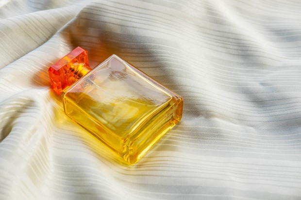 Menyimpan parfum di tempat yang terpapar matahari tidak dilakukan/freepik.com