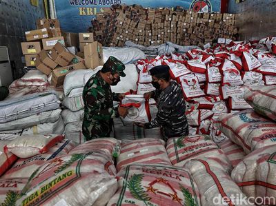 Momen TNI AL Kirim Bantuan untuk Korban Bencana NTT