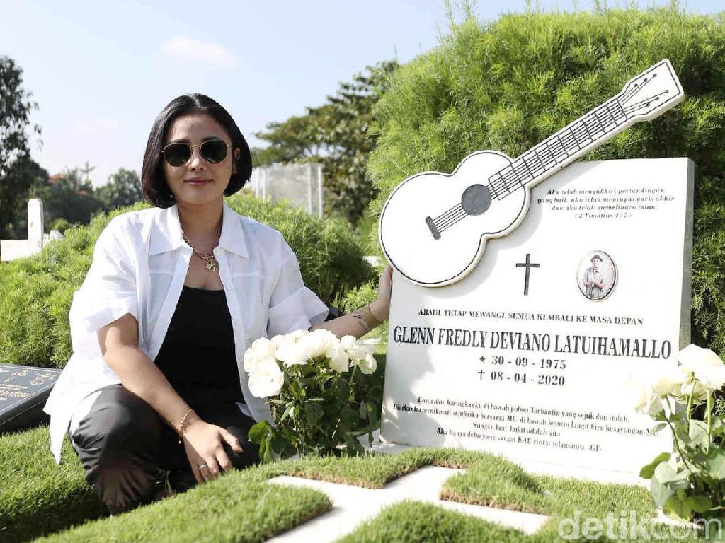 Tangis Mutia Ayu Mengenang Glenn Fredly Tangis Mutia Ayu Mengenang Glenn Fredly