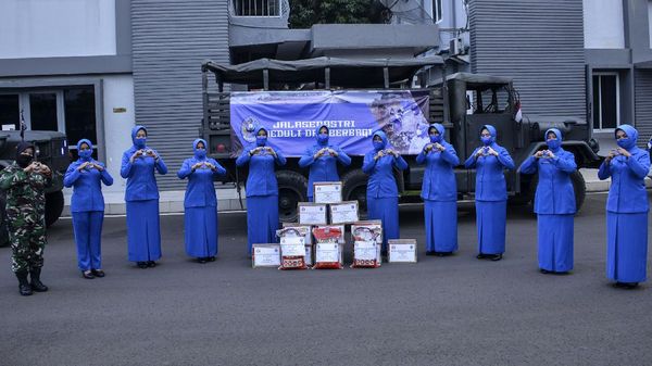 Organisasi Istri Prajurit TNI AL Koarmada I Kirim Bantuan ke NTT