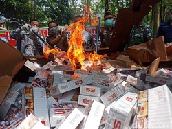 Ribuan Rokok Ilegal Hingga Narkoba Dimusnahkan di Jombang