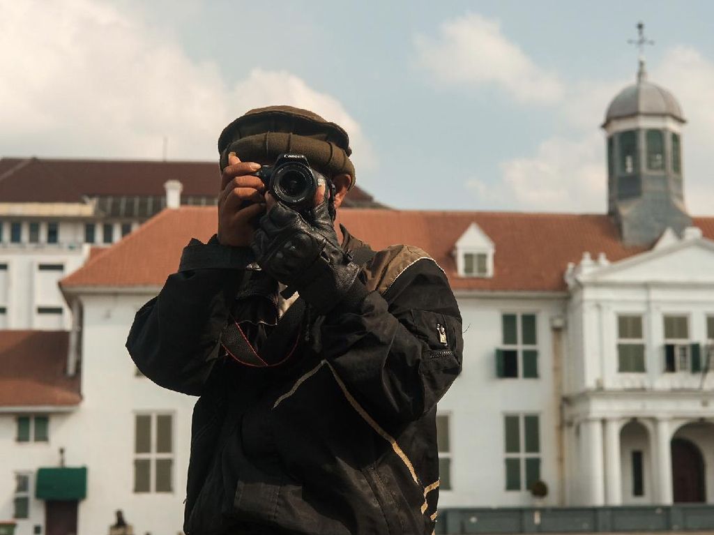 Potret Fotografer Keliling Kota Tua Mencari Sesuap Nasi di Tengah Pandemi Potret Fotografer Keliling Kota Tua Mencari Sesuap Nasi di Tengah Pandemi
