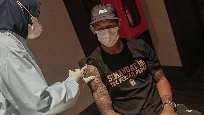 Pemain PSS Sleman menerima vaksin dosis kedua.