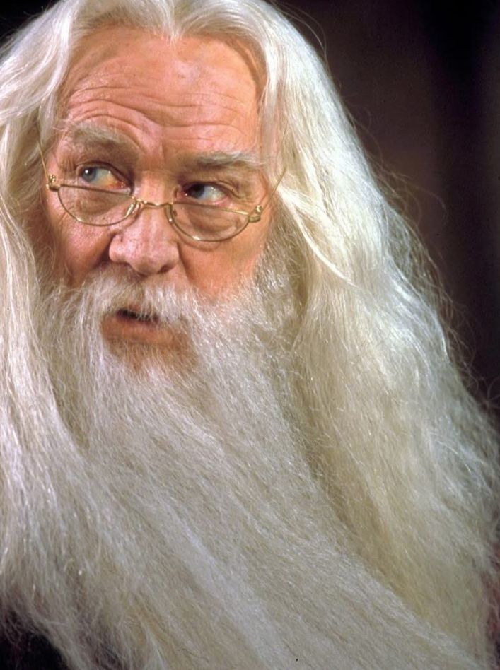 Richard Harris pemeran Albus Dumbledore.
