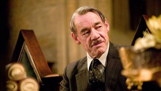 Roger Lloyd Pack pemeran Barty Crouch Sr.