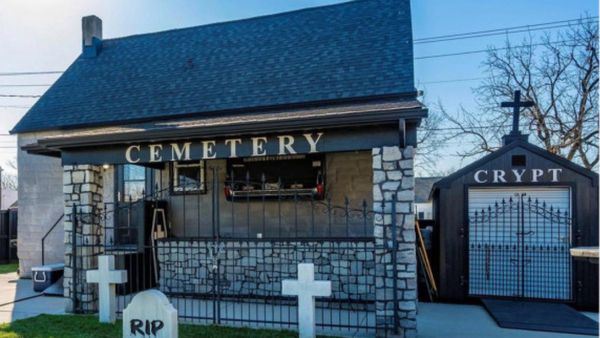 8 Foto Rumah Kematian Dengan Kuburan Pribadi, Berasa Uji Nyali Tiap Hari