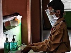 Ortu Sudah Dapat Vaksin COVID-19 Tapi Anak Belum, Aman Berkegiatan di Luar?