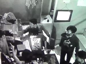 Terekam CCTV! 11 Pemuda Keroyok 2 Remaja di Makassar