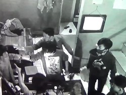 Terekam CCTV! 11 Pemuda Keroyok 2 Remaja di Makassar
