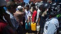 Warga Korban Banjir NTT Antre BBM