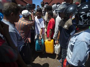 Warga Korban Banjir NTT Antre BBM