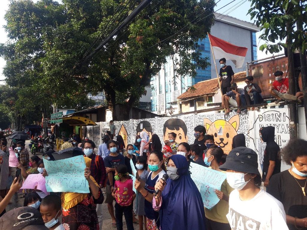 Warga Pancoran Gelar Aksi di Pasar Minggu, Tolak Penggusuran Warga Pancoran Gelar Aksi di Pasar Minggu, Tolak Penggusuran