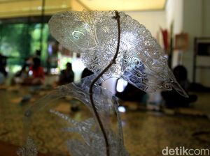 Wayang Ini Dibuat dari Botol Plastik Bekas Lho