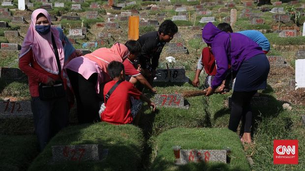 Jelang memasuki bulan suci ramadan, warga Jakarta  mulai menggelar tradisi berziarah ke makam kerabat mereka yang sudah lebih dulu meninggal dunia. Dalam berziarah, warga melakukan dengan menerapkan protokol kesehatan (prokes) untuk mencegah penyebaran Covid-19. (CNN Indonesia/ Safir Makki)