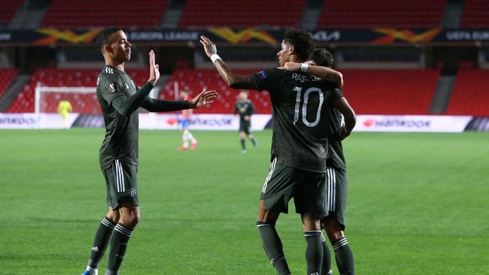 GRANADA, SPAIN - APRIL 08: Marcus Rashford of Manchester United celebrates with team mates after scoring their sides first goal during the UEFA Europa League Quarter Final First Leg match between Granada CF and Manchester United at Nuevo Estadio de Los Carmenes on April 08, 2021 in Granada, Spain. Sporting stadiums around Europe remain under strict restrictions due to the Coronavirus Pandemic as Government social distancing laws prohibit fans inside venues resulting in games being played behind closed doors. (Photo by Fran Santiago/Getty Images)