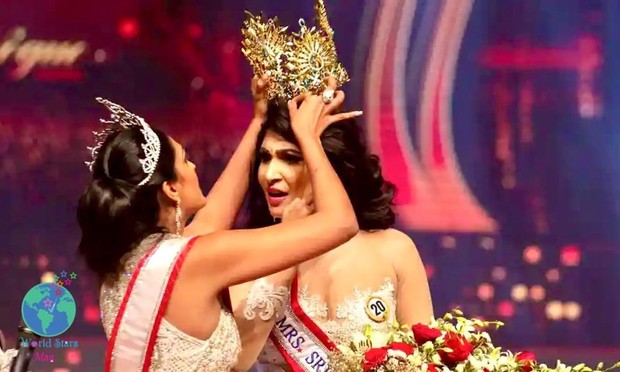 Aksi pencopotan mahkota Pushpika De Silva oleh Caroline Jurie (foto: instagram.com/worldstarsmag)