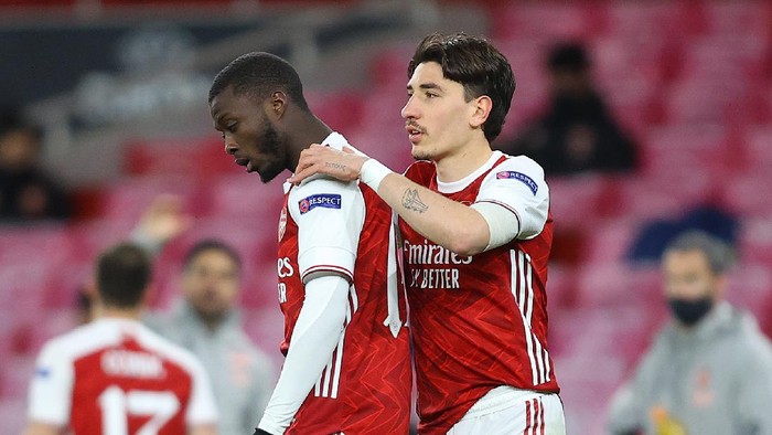LONDON, ENGLAND - APRIL 08: Nicolas Pepe of Arsenal celebrates with Hector Bellerin after scoring their sides first goal during the UEFA Europa League Quarter Final First Leg match between Arsenal FC and Slavia Praha at Emirates Stadium on April 08, 2021 in London, England. Sporting stadiums around Europe remain under strict restrictions due to the Coronavirus Pandemic as Government social distancing laws prohibit fans inside venues resulting in games being played behind closed doors. (Photo by Julian Finney/Getty Images)