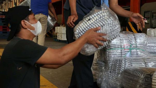 Bantuan Selimut untuk Korban Bencana di NTT