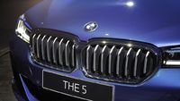Lihat Lebih Dekat 2 BMW Seri 5 Terbaru, Pilih yang Sporty atau Elegan?