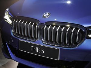 Lihat Lebih Dekat 2 BMW Seri 5 Terbaru, Pilih yang Sporty atau Elegan? Lihat Lebih Dekat 2 BMW Seri 5 Terbaru, Pilih yang Sporty atau Elegan?