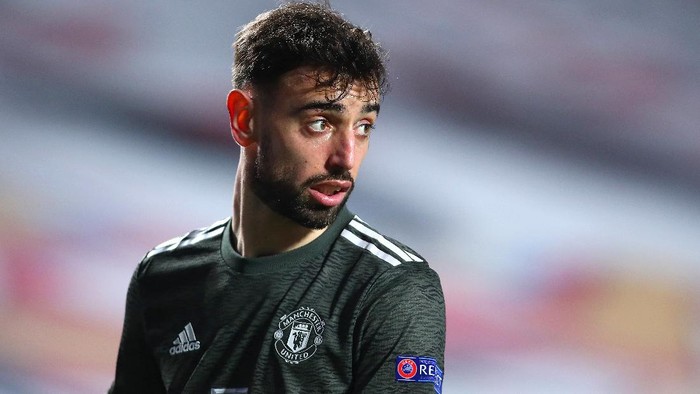 GRANADA, SPAIN - APRIL 08: Bruno Fernandes of Manchester United looks on during the UEFA Europa League Quarter Final First Leg match between Granada CF and Manchester United at Nuevo Estadio de Los Carmenes on April 08, 2021 in Granada, Spain. Sporting stadiums around Europe remain under strict restrictions due to the Coronavirus Pandemic as Government social distancing laws prohibit fans inside venues resulting in games being played behind closed doors. (Photo by Fran Santiago/Getty Images)