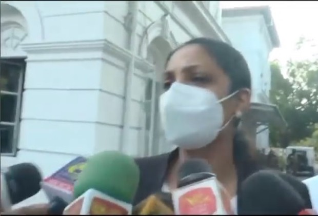 Caroline Juries usai diperiksa kepolisian (foto: instagram.com/dailymirrorlk)