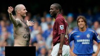 Inggris menjadi salah satu negara yang kerap mendapat serangan streaker. Salah satunya di laga Chelsea vs Arsenal tahun 2005. (Foto: Ben Radford/Getty Images/Edit)