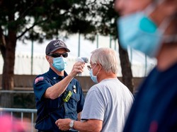 Pengunjung Kian Banyak Bawa Senjata Api ke Disney World, Ngapain Ya?