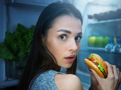 Waspada! Peneliti Ungkap Bahaya Ngemil Tengah Malam untuk Produktivitas Kerja