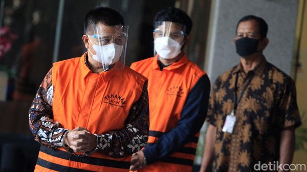 Ekspresi Bupati Bandung Barat dan Anaknya Saat Ditahan KPK