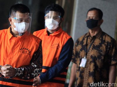 Ekspresi Bupati Bandung Barat dan Anaknya Saat Ditahan KPK