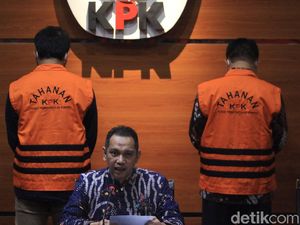 KPK Tahan Bupati Bandung Barat, Diduga Terima Rp 1 M dari Bansos KPK Tahan Bupati Bandung Barat, Diduga Terima Rp 1 M dari Bansos